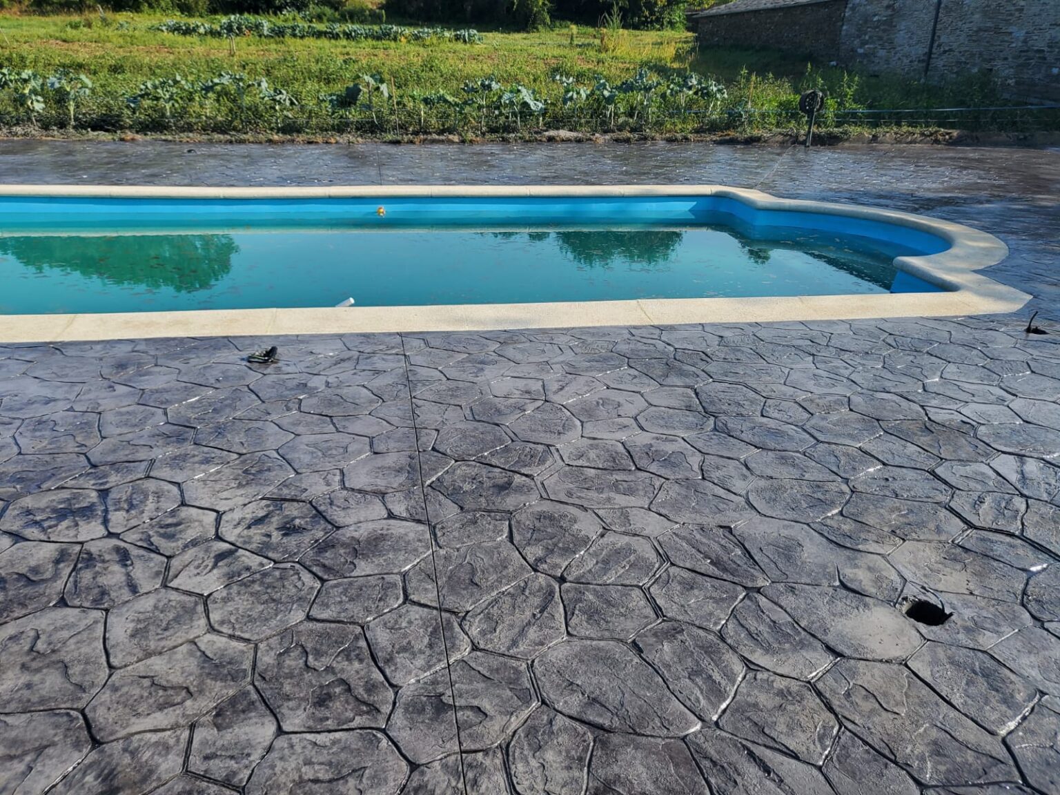 Hormigón impreso antideslizante para piscinas y zonas exteriores en A Coruña