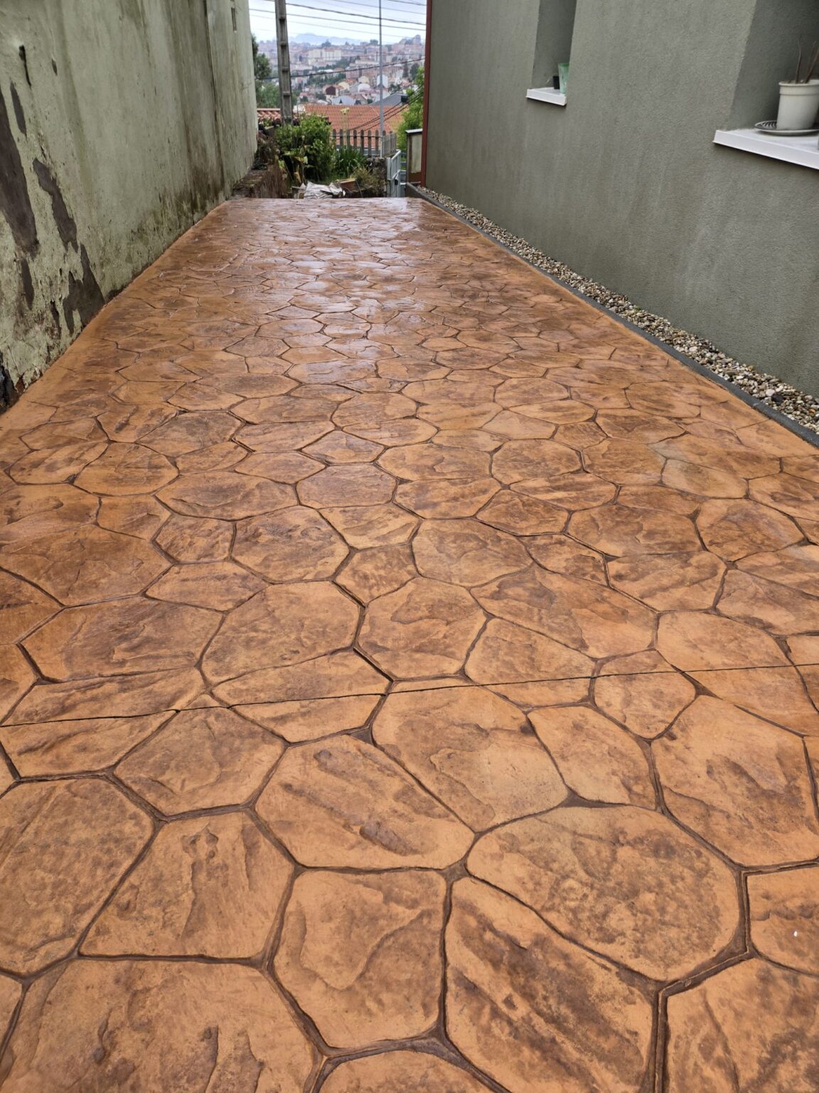 Pavimentación técnica para evitar encharcamientos en patios de A Coruña
